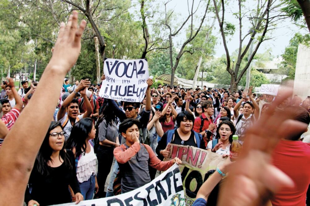 Estudiantes del Politécnico mantienen trabadas las negociaciones para levantar el paro que hay en 13 centros de Educación Científica y Tecnológica y el Centro de Estudios Tecnológicos (CET) desde hace tres semanas (JULIÁN SÁNCHEZ. EL UNIVERSAL)