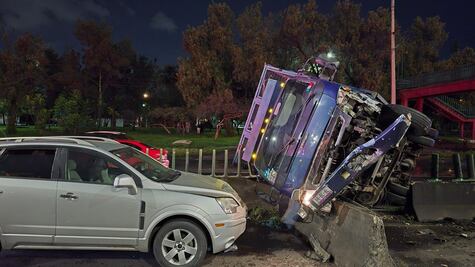 Bache en San Juan de Aragón provoca volcaduras y múltiples accidentes vehiculares; ya había sido reportado por vecinos