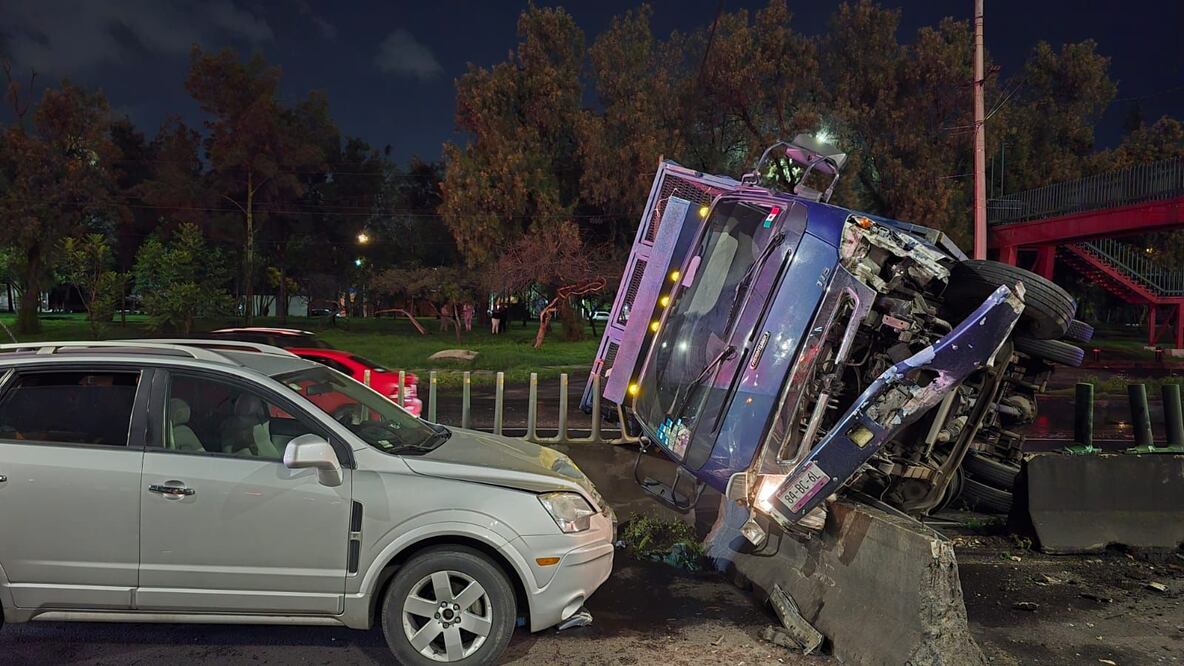 Bache en San Juan de Aragón ha provocado volcaduras y accidentes viales. (Foto: especial)