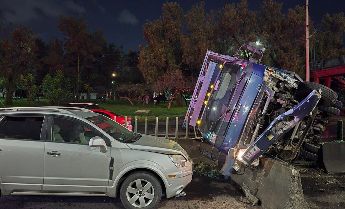 Bache en San Juan de Aragón ha provocado volcaduras y accidentes viales. (Foto: especial)
