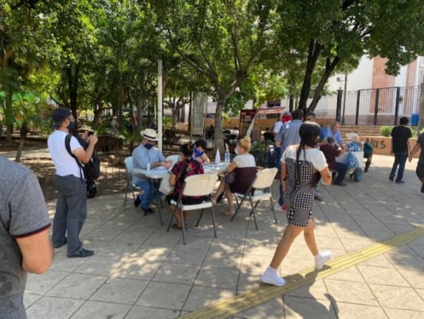 Activistas de Morena en Sinaloa recolectan firmas para juicio a expresidentes