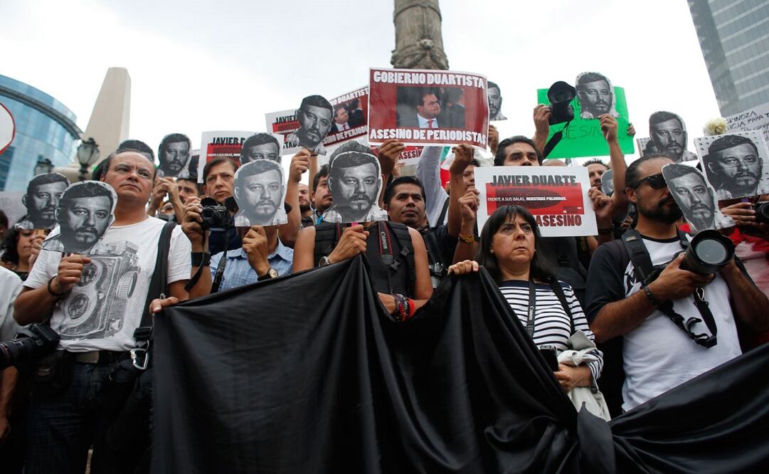 Journalists and activists hold up cut-out images of slain photojournalist Ruben Espinosa during a protest on August 2, 2015 in Mexico City. (Photo: AP)