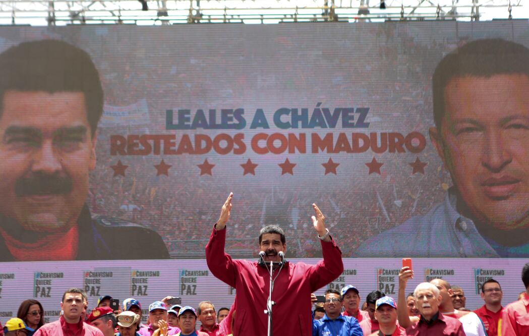 Nicolás Maduro pronunciando un discurso durante una manifestación denominada "Pueblo Patriota se moviliza en Defensa de la Paz y la Estabilidad de la Democracia Revolucionaria", en Caracas (Foto: Xinhua)