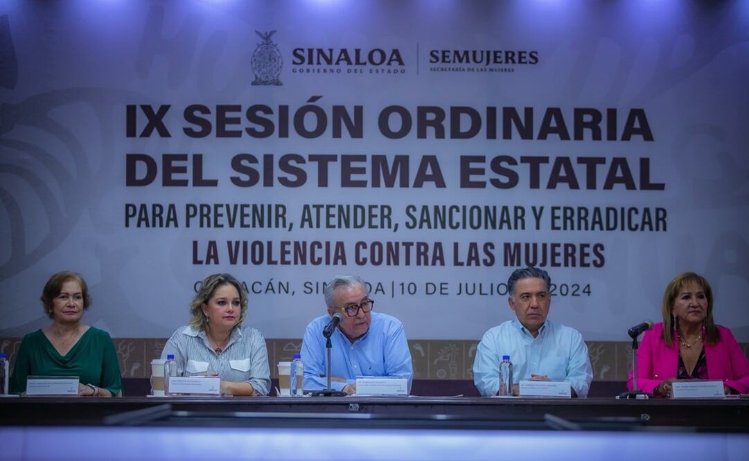 Rubén Rocha entrega apoyo económico a mujeres victimas de violencia en Sinaloa. Foto: oficial