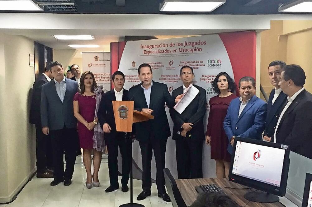 El gobernador Eruviel Ávila dijo que en la primera etapa se resolverá la situación de 50 mil predios con valor menor a $400 mil (EMILIO FERNÁNDEZ. EL UNIVERSAL)