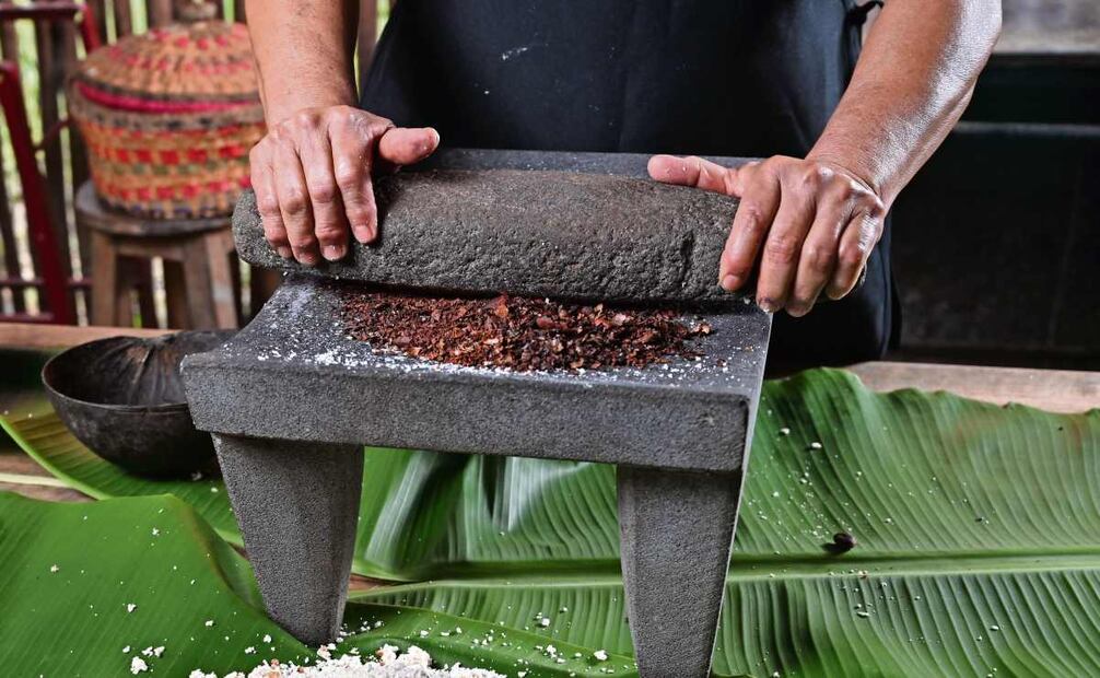 El maíz cocido se muele en un metate, hasta obtener una masa. Foto: Luma López / EL UNIVERSAL
