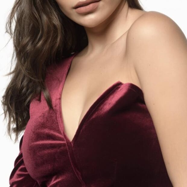 Galilea Montijo enseña el minivestido de terciopelo ideal para mujeres elegantes