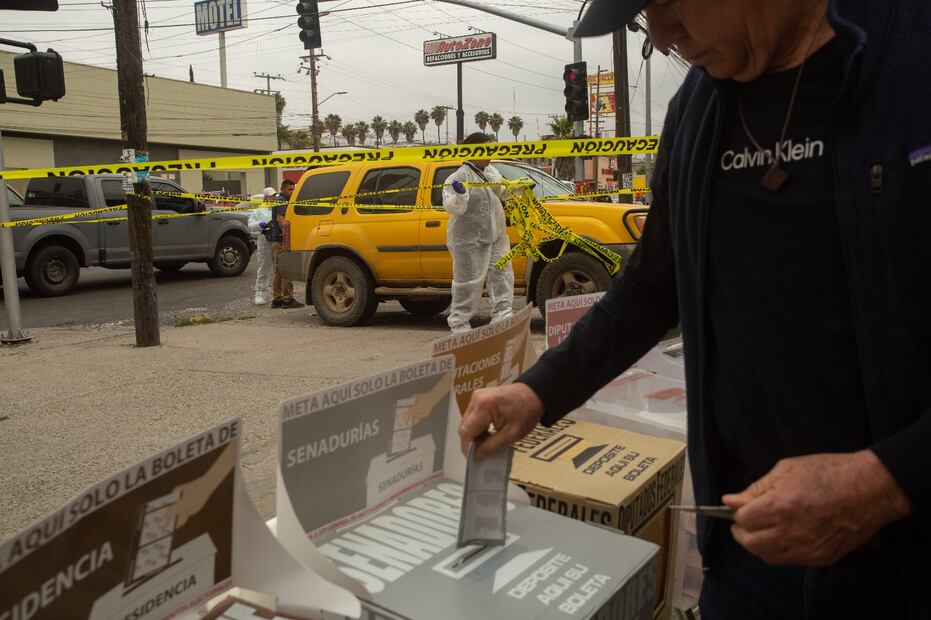 En Tijuana se registró un ataque armado con arma de fuego, durante votaciones.  La casilla siguió en funcionamiento mientras elementos periciales de la Fiscalía General del Estado realizaban el levantamiento de evidencia. Foto: Aimee Melo / EL UNIVERSAL