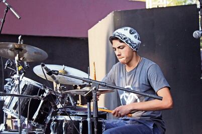 Entre juegos mecánicos dan vida al rock 