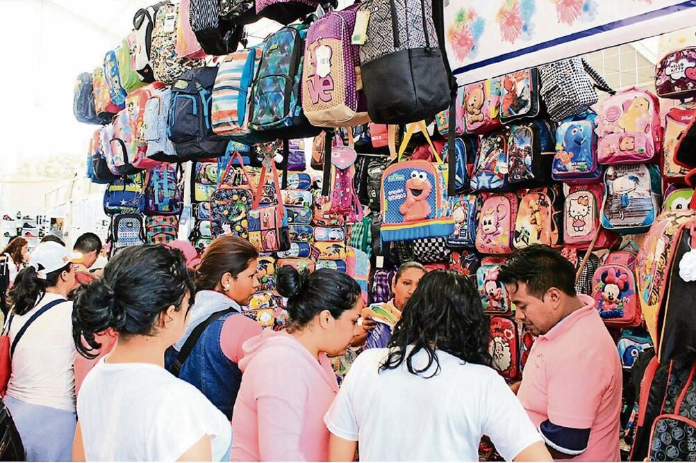 Para que los padres ahorren, la delegación Iztapalapa instaló la Feria de Regreso a Clases, en la Macroplaza del Jardín Cuitláhuac (ESPECIAL)