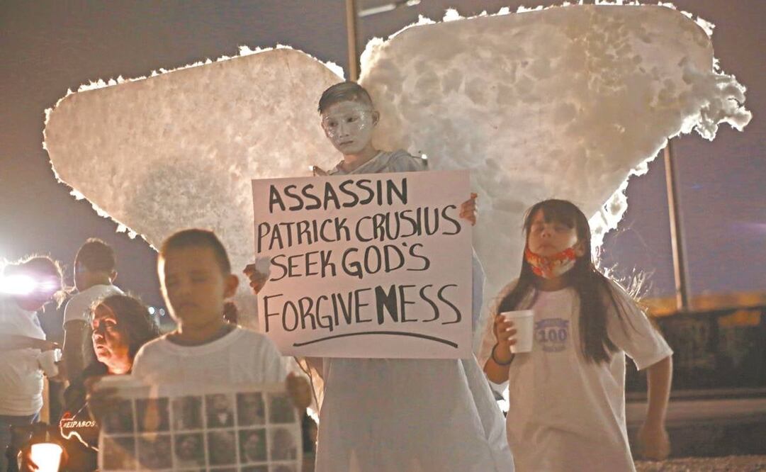 Debajo del Puente Internacional Paso del Norte, el grupo Ángeles Mensajeros realizó un homenaje a las víctimas del ataque. Foto: CHRISTIAN TORRES. EL UNIVERSAL