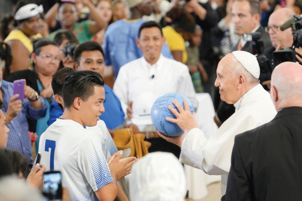 El Pontífice sostiene un balón, tras una demostración futbolística del hondureño Ariel Mejía (izq.), en una escuela en el este de Harlem (DEBBIE EGAN-CHIN. REUTERS)