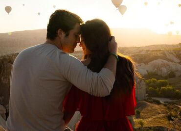 Diego Boneta y Renata Notni disfrutan de su amor entre globos aerostáticos