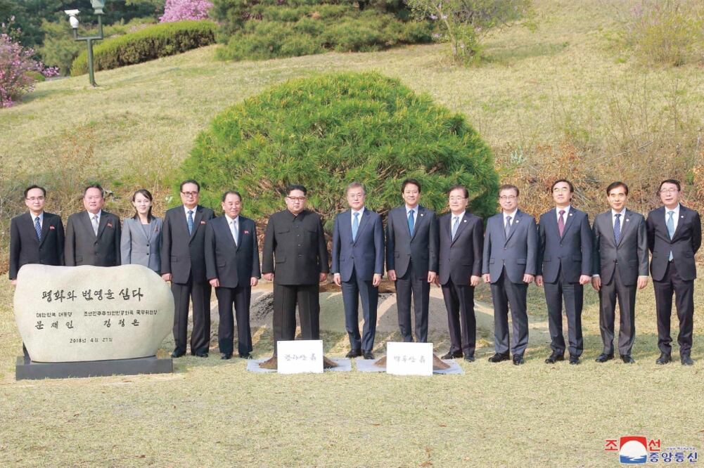 La cumbre intercoreana del viernes reunió al líder norcoreano Kim Jong-un (sexto de izq. a der.), y el presidente surcoreano, Moon Jae-in (séptimo). Foto: AFP