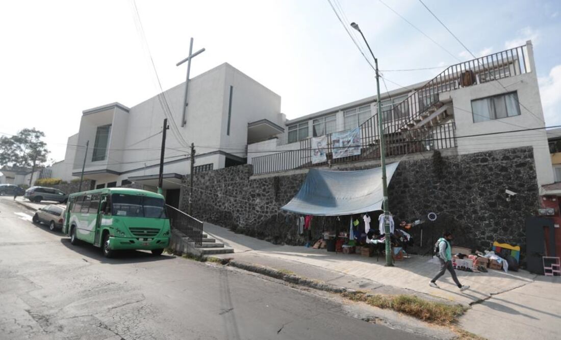 Este martes, Josué Vicente Avendaño Chávez acudió al recinto religioso para recuperar algunas cosas de su hermano Leonardo. Foto: Germán Espinosa. EL UNIVERSAL