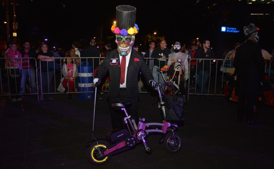 ¡Que no te gane el tiempo! Los organizadores del evento invitaron a los participantes de la rodada nocturna a decorar sus bicicletas de manera alusiva a las festividades. Foto: EL UNIVERSAL