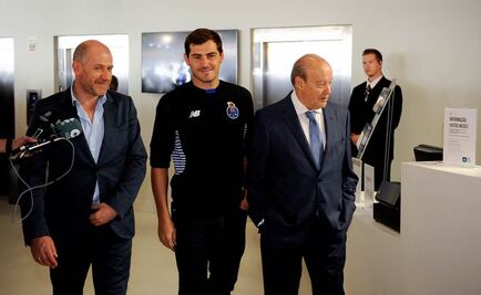 Iker visita el museo del Porto acompañado del presidente