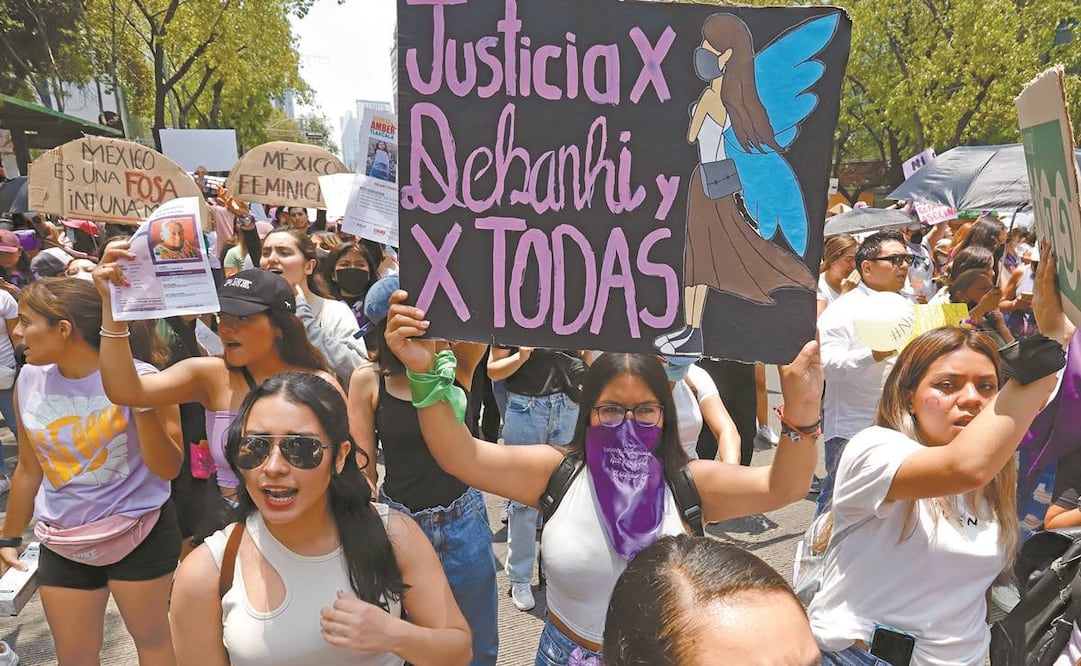 Mujeres salieron de nuevo a las calles para exigir el cese de la violencia feminicida y de las desapariciones, y justicia en el caso Debanhi. Foto: Berenice Fregoso/EL UNIVERSAL
