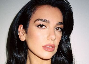 Dua Lipa se luce con chamarra biker de Bob Esponja