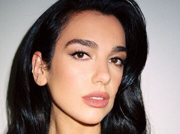 Dua Lipa se luce con chamarra biker de Bob Esponja