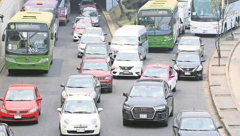 Este miércoles 15 de enero no circulan autos con engomado rojo