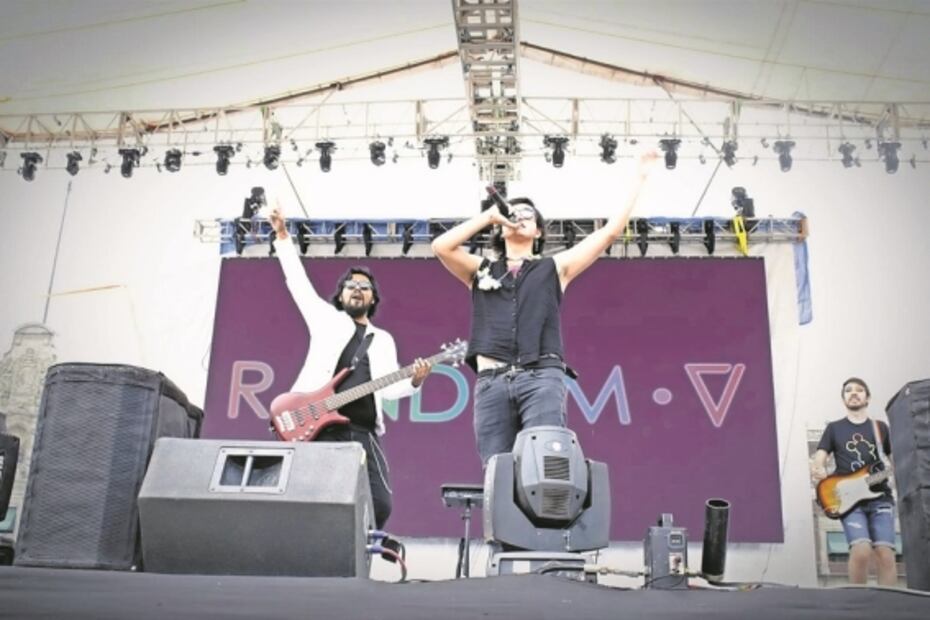 La música y la lluvia forman un arcoíris en el Zócalo