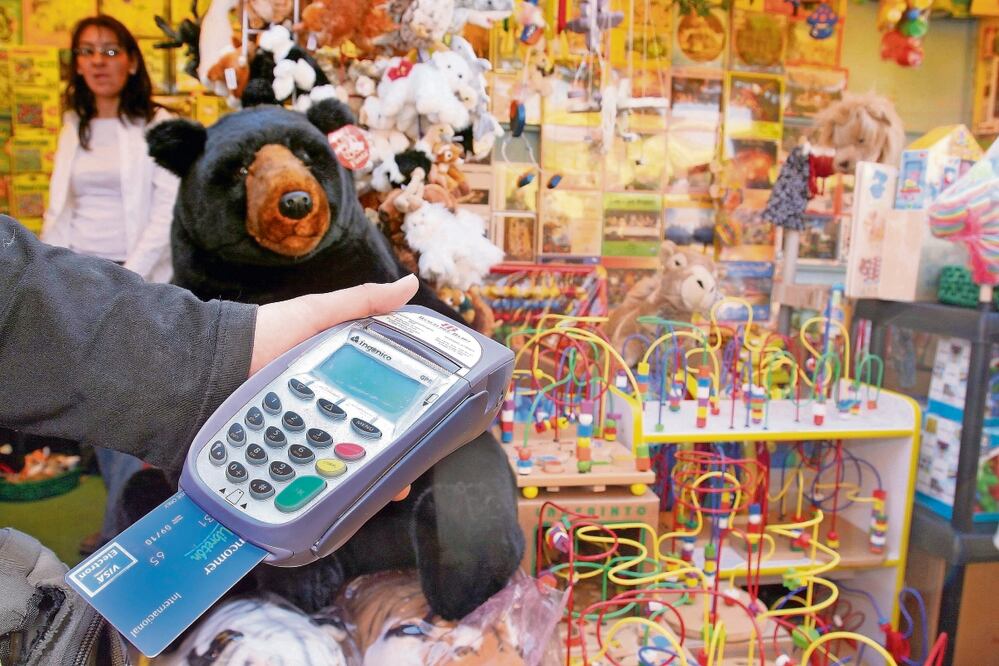 La dinámica que presenta el débito responde a un mayor número de oferentes que facilitan a usuarios tener una cuenta de ahorro, según Pros. Foto: Archivo | El Universal