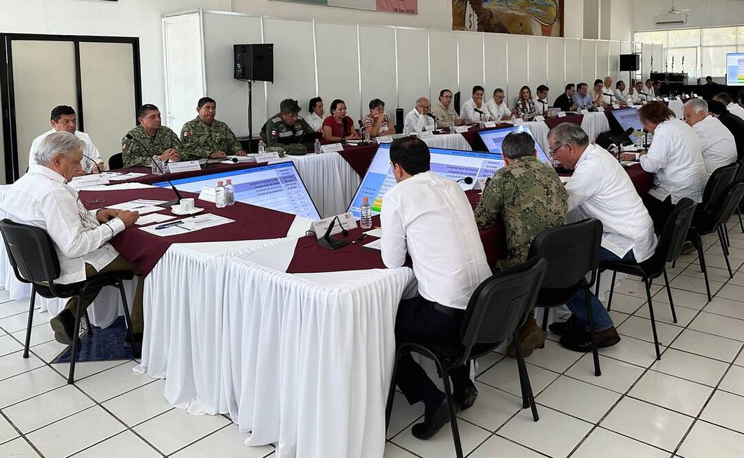 Reunión entre AMLO y constructores públicos y privados para evaluar el avance del Tren Maya en Yucatán / Foto tomada de Twitter
