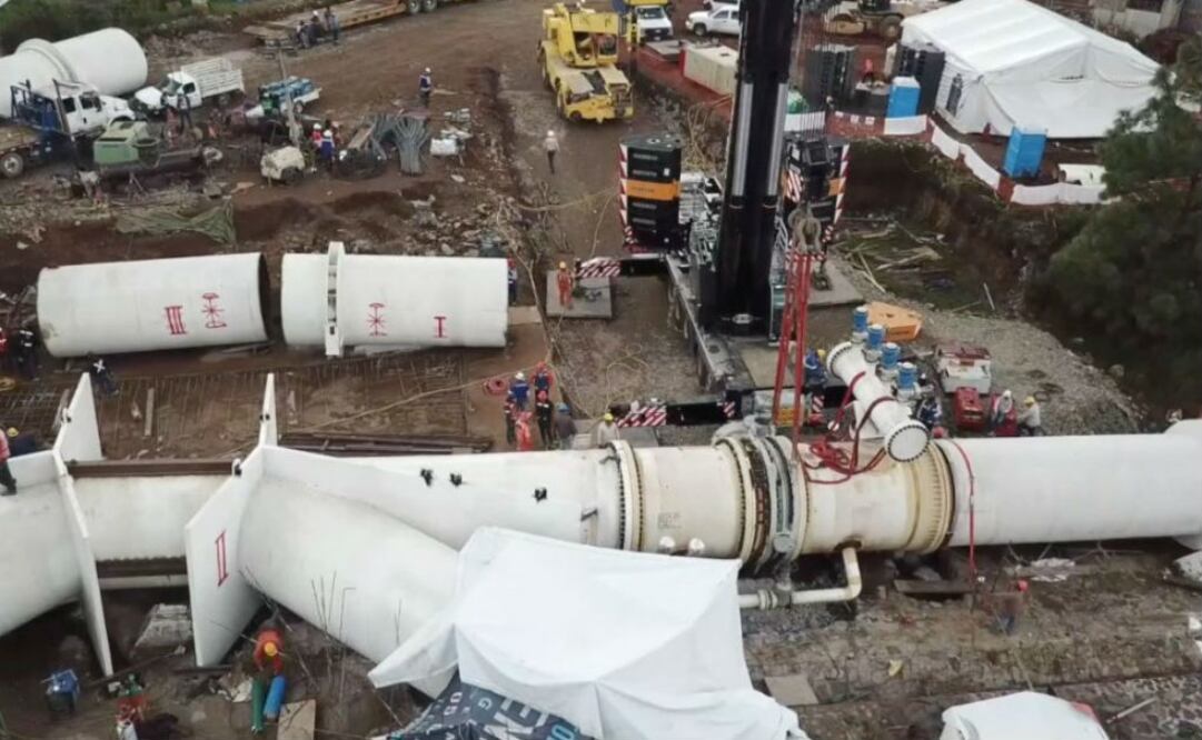 Conagua dijo que durante la noche y madrugada las labores estuvieron enfocadas a terminar de soldar y acomodar las piezas que faltan de la segunda línea de alta presión. FOTO: @conagua_mx