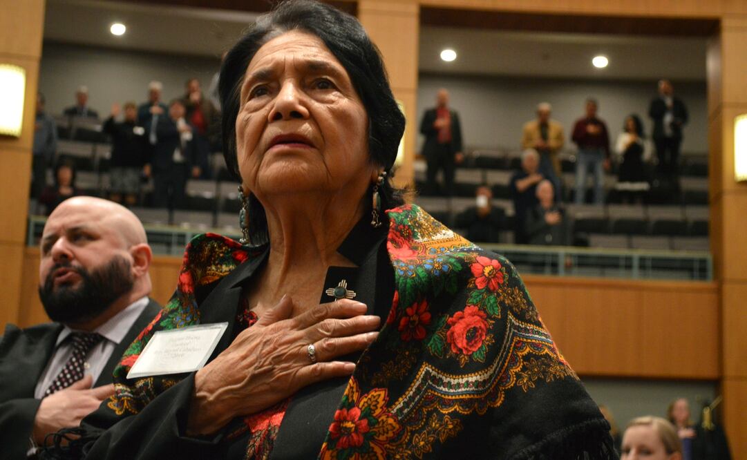 Dolores Huerta, líder del movimiento obrero en Estados Unidos, en un homenaje a ella en el Congreso estatal de Nuevo México, en febrero pasado. RUSSELL CONTRERAS. AP