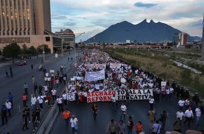 Miles marchan en Monterrey contra reforma educativa