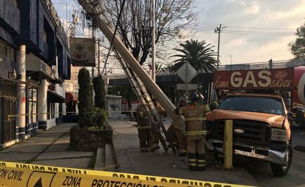 Choca camión repartidor de gas contra poste en Patriotismo