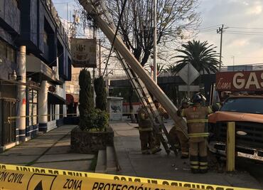 Choca camión repartidor de gas contra poste en Patriotismo