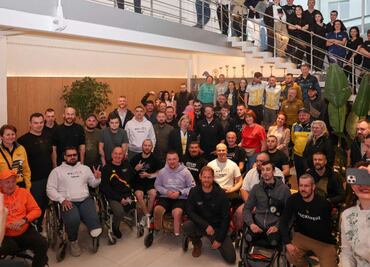 Príncipe Harry hace visita sorpresa a hospital en Ucrania; platica con pacientes y personal del nosocomio