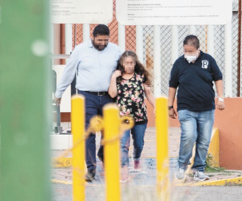 María Eva “N” (centro), madre de José Antonio Yépez Ortiz, dejó el penal de Puentecillas, en Guanajuato, la tarde de ayer. Estuvo una semana detenida. Foto: CHARBELL LUCIO. EL UNIVERSAL