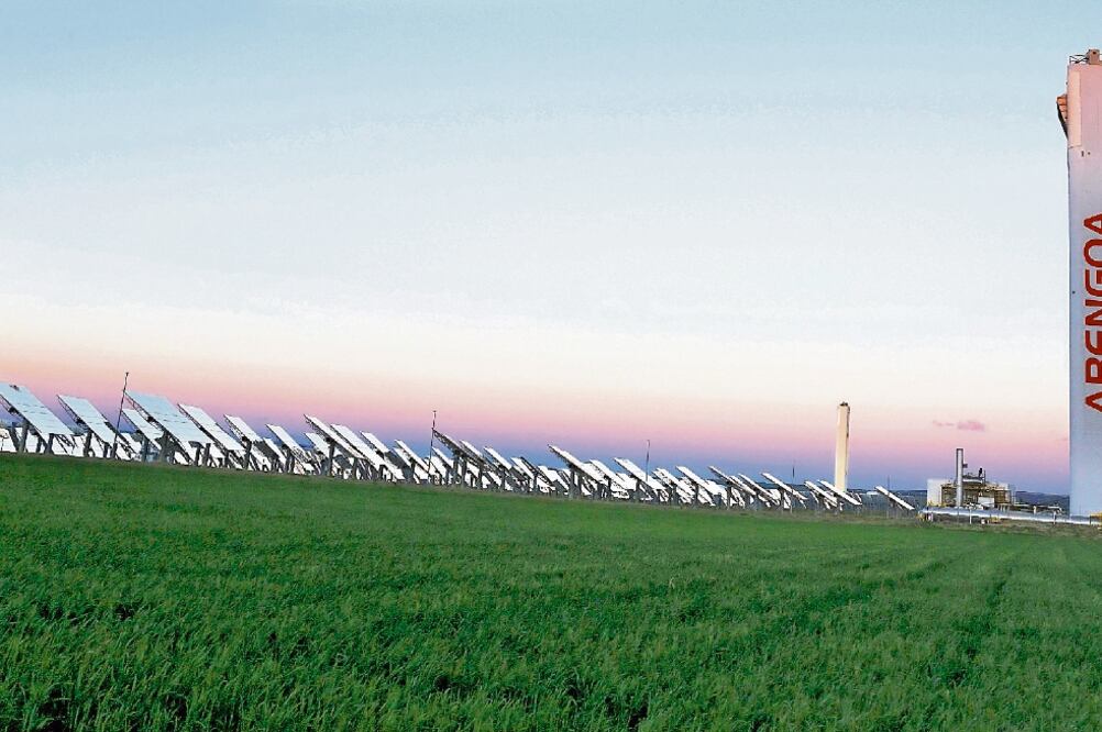 Con 10 obras repartidas en siete países, Abengoa pretende venderlos para enfrentar el pago de la deuda que alcanza los mil 169.6 millones de euros. El grueso de estos contratos se concentra en México (ARCHIVO EL UNIVERSAL)