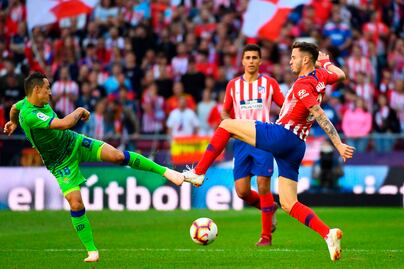 Guardado sale lesionado en la caída del Betis ante el Atlético