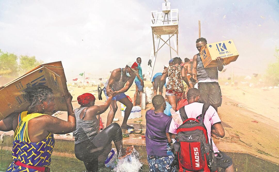 Inmigrantes, la mayoría haitianos, al cruzar el río Grande en Del Río, Texas, el pasado 18 de septiembre. Foto: ARCHIVO AFP