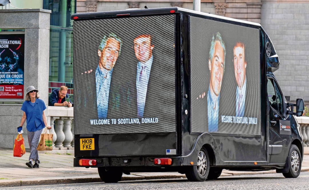 Una fotografía del presidente estadounidense Donald Trump y del delincuente sexual infantil convicto Jeffrey Epstein se exhibe en el lado lateral de una camioneta en el centro de Aberdeen, al noreste de Escocia, el 28 de julio pasado. Foto: Lesley Martin / AFP