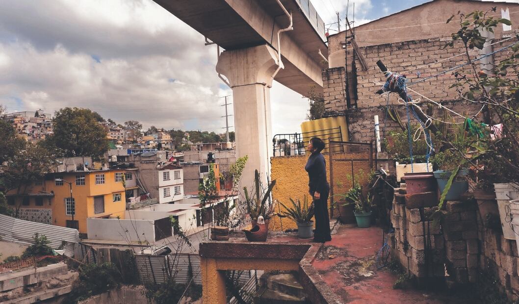 Todo el techo está cuarteado y vivimos con miedo diario, porque aquí pasa el tren encima de nosotros, señaló la señora Leonor Corona. Fotos: de Osmar Alvarado