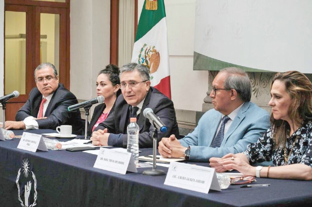 El presidente de la Comisión Nacional de los Derechos Humanos, Luis Raúl González Pérez (centro), encabezó ayer la presentación del estudio sobre Seguimiento de Recomendaciones de la CNDH en Materia de Agresiones a Periodistas. (TOMADA DE FACEBOOK)