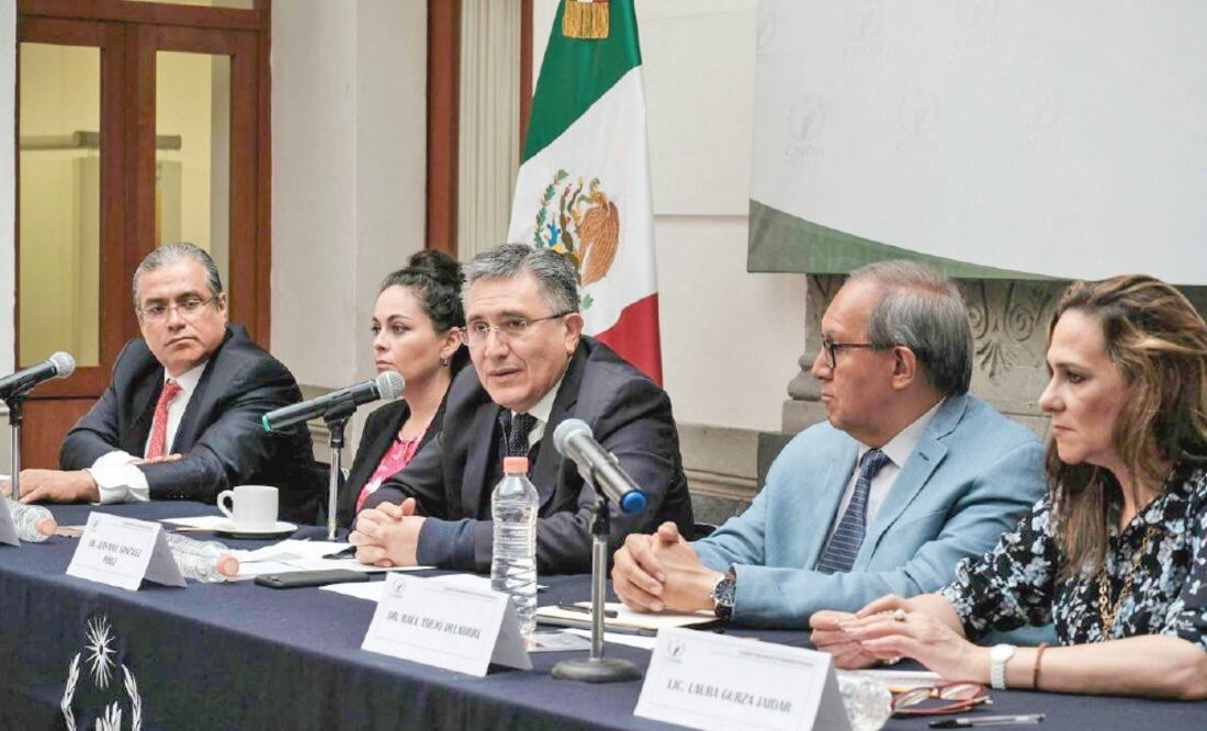 El presidente de la Comisión Nacional de los Derechos Humanos, Luis Raúl González Pérez (centro), encabezó ayer la presentación del estudio sobre Seguimiento de Recomendaciones de la CNDH en Materia de Agresiones a Periodistas. (TOMADA DE FACEBOOK)