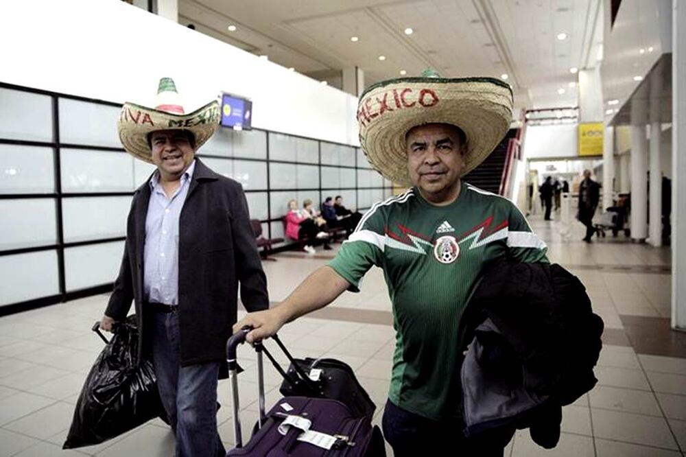 Con sombreros, playeras del Tri y algunas porras, inicia el arribo de mexicanos a Chile donde se disputará la Copa América 2015.