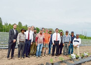 Impulsa STPS programa laboral de mexicanos en Canadá