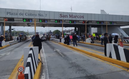 Padres y profesores de Ixtapaluca protestan en caseta de cobro San Marcos; exigen liberación de maestros