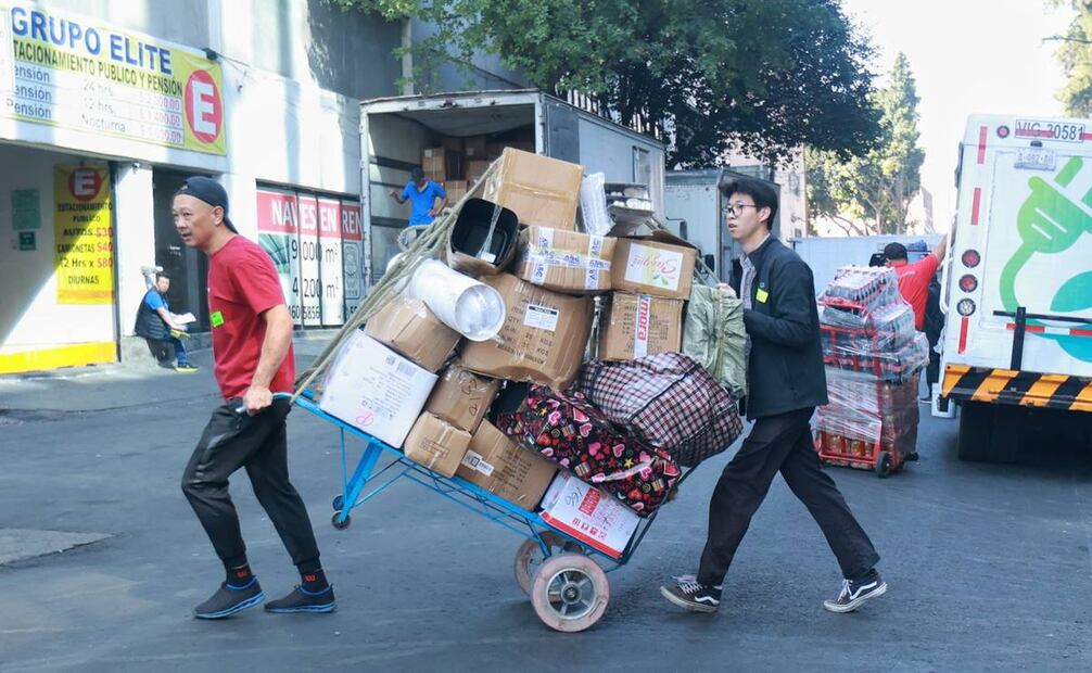 Comerciantes continúan sacando mercancía de Plaza Izazaga 89 / Foto: Fernanda Rojas. EL UNIVERSAL