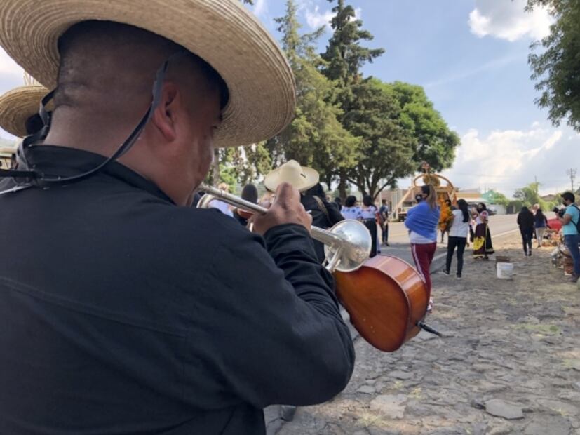 Sin medidas sanitarias, comunidades adelantan rituales de Día de Muertos en Michoacán