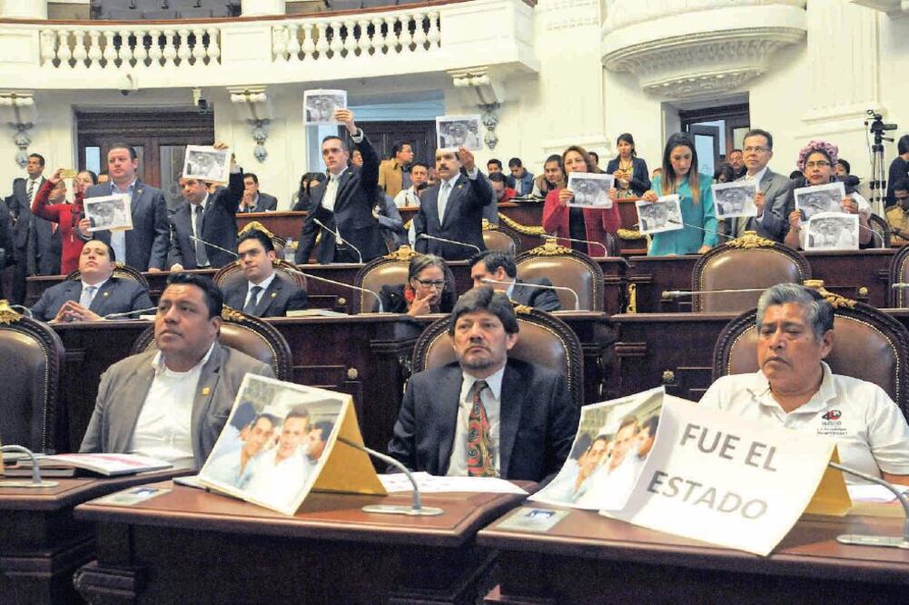 Durante el pase de lista a los estudiantes desaparecidos, los diputados locales de la fracción morenista contestaron “fue el Estado”, en lugar de “presente”, lo que molestó a los legisladores tricolores (DIEGO SIMÓN. CUARTOSCURO)