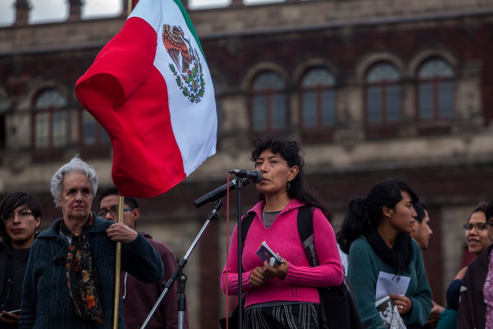 Madre de Lesvy Osorio durante la marcha de 2 de octubre desde plaza de las Tres Cultura hacia el Zocalo capitalino (Foto: Camila Mata)