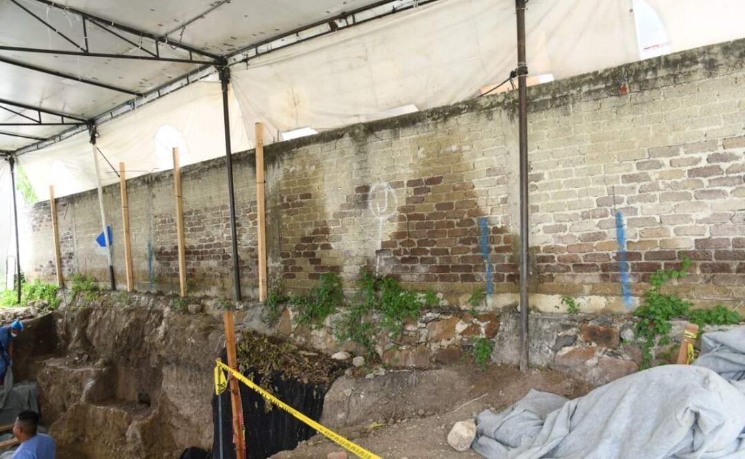 Muro con riesgo de derrumbe durante los trabajos de exhumación en fosas de panteón en Morelos (20/06/2025). Foto: Especial